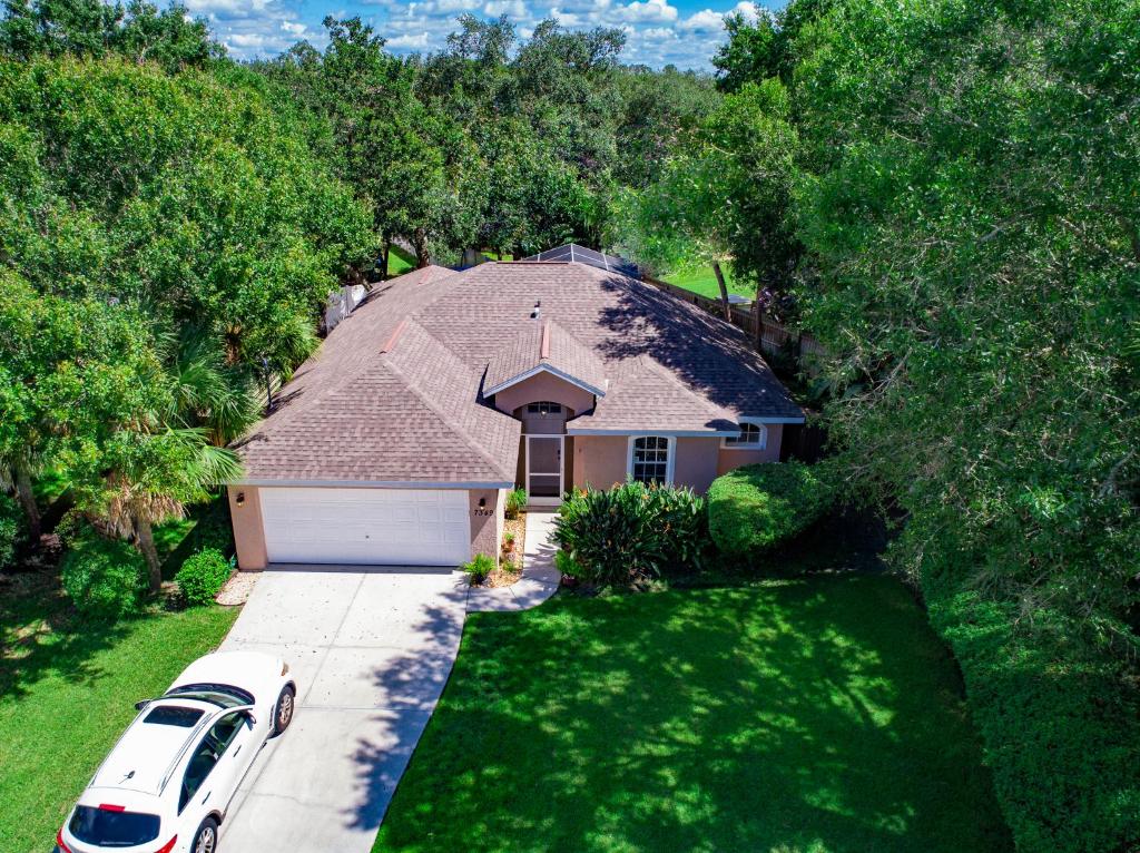 um carro branco estacionado em frente a uma casa em SARASOTA VACATION HOME em Sarasota