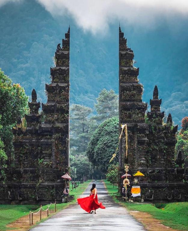 5 Picture-Perfect Spots in Bali; bali-handara-golf-course-gate
