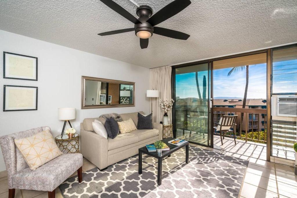 Posezení v ubytování 1BD Condo with Ocean Views: 40% OFF, Self Check-In