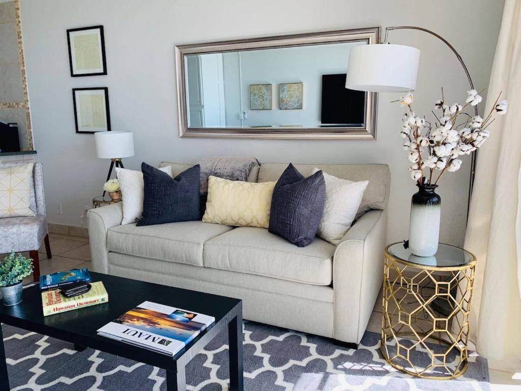 Posezení v ubytování 1BD Condo with Ocean Views: 40% OFF, Self Check-In