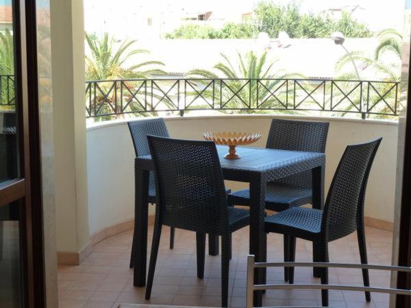アルゲーロにあるMare Di Stelle casa vacanzeの青いテーブルと椅子付きのバルコニー