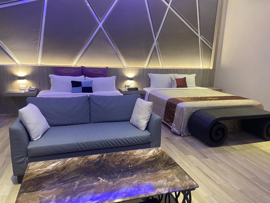 Postel nebo postele na pokoji v ubytování Purple Rainbow Motel