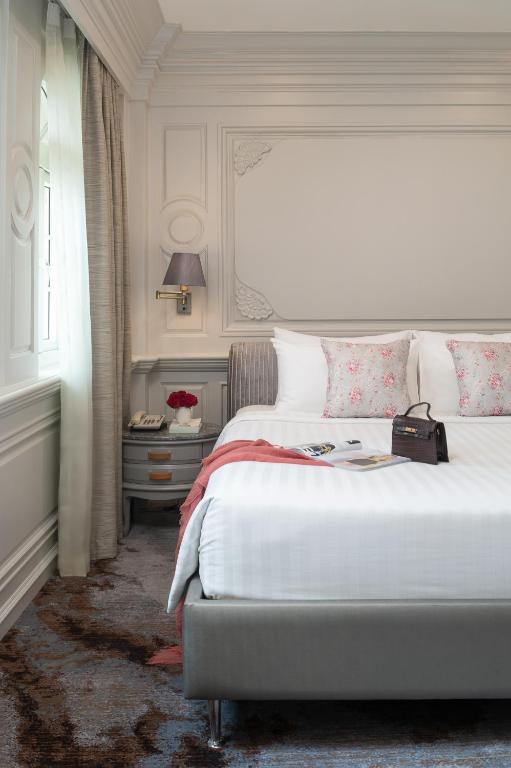 Postel nebo postele na pokoji v ubytování Kingston Suites Bangkok