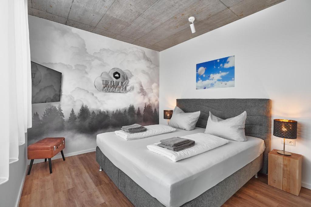 Postel nebo postele na pokoji v ubytování The Cloud Suite Apartments