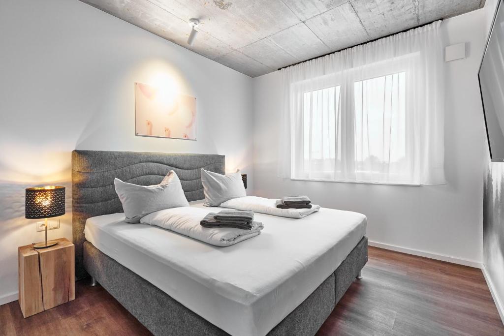 Postel nebo postele na pokoji v ubytování The Cloud Suite Apartments