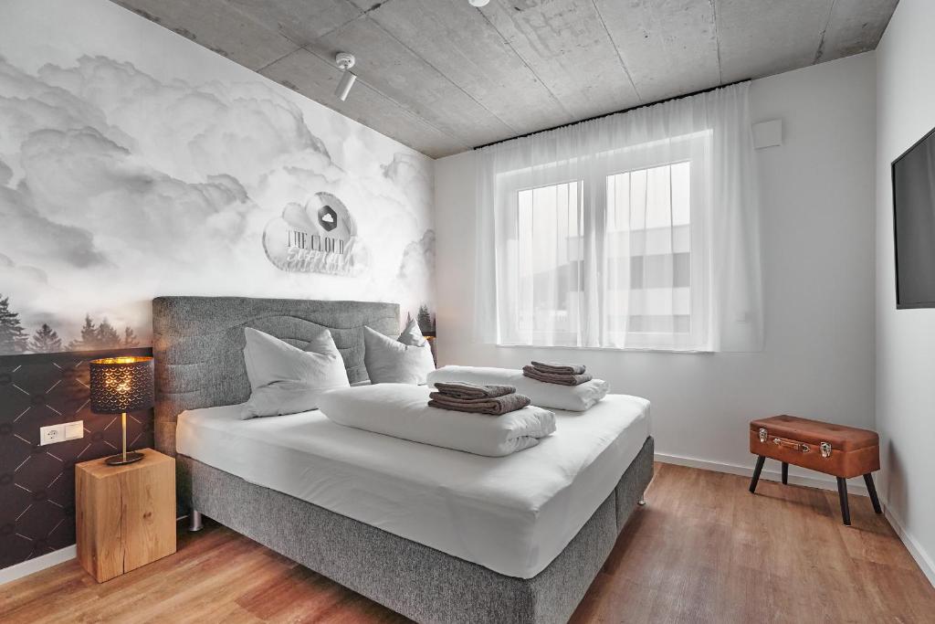 Postel nebo postele na pokoji v ubytování The Cloud Suite Apartments