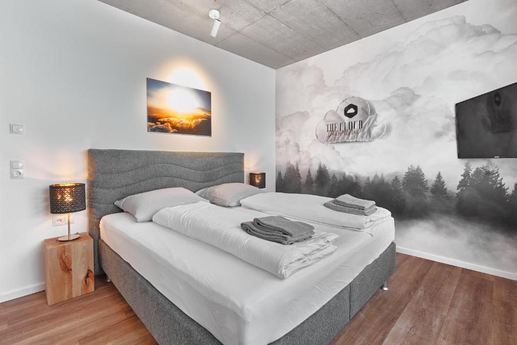 Postel nebo postele na pokoji v ubytování The Cloud Suite Apartments