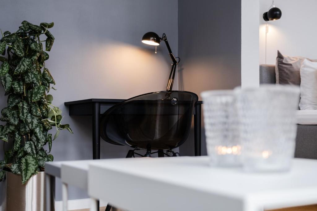 a desk with a lamp and a chair in a room at Idraettens Hus in Brøndbyvester