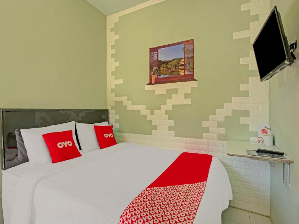 Postel nebo postele na pokoji v ubytování OYO 3208 Villa Inn App Trawas Bintaro Syariah