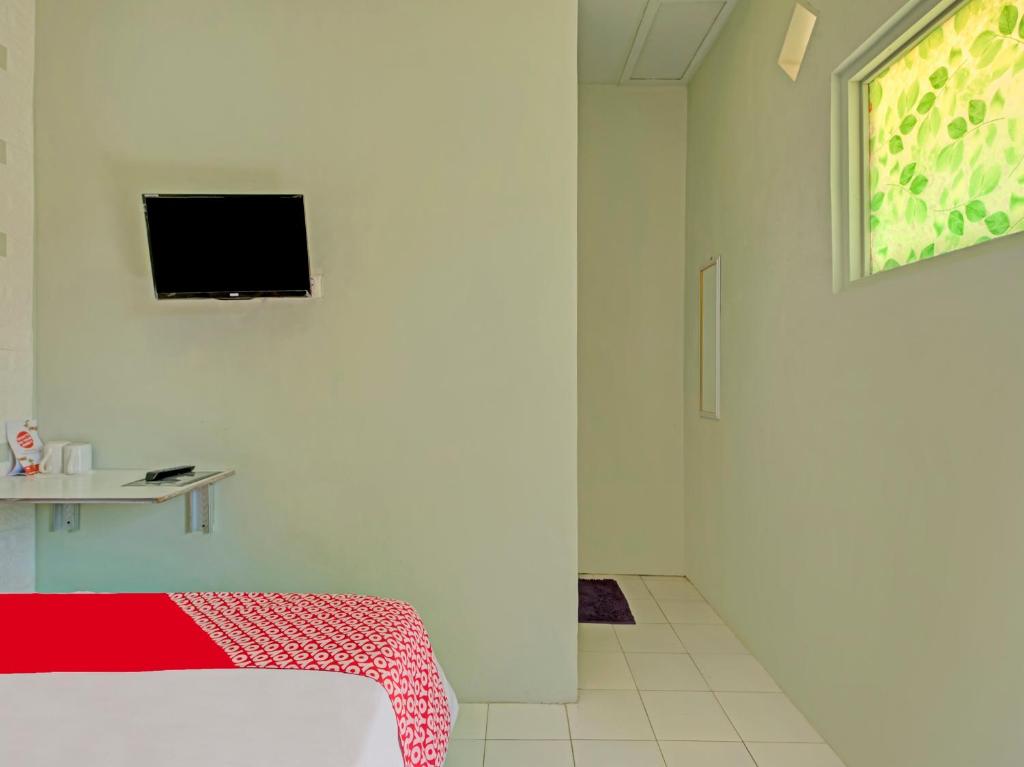TV a/nebo společenská místnost v ubytování OYO 3208 Villa Inn App Trawas Bintaro Syariah