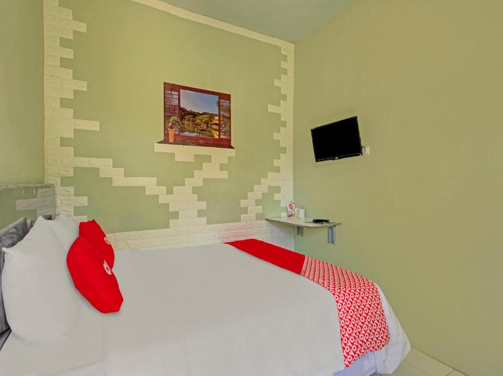 Postel nebo postele na pokoji v ubytování OYO 3208 Villa Inn App Trawas Bintaro Syariah