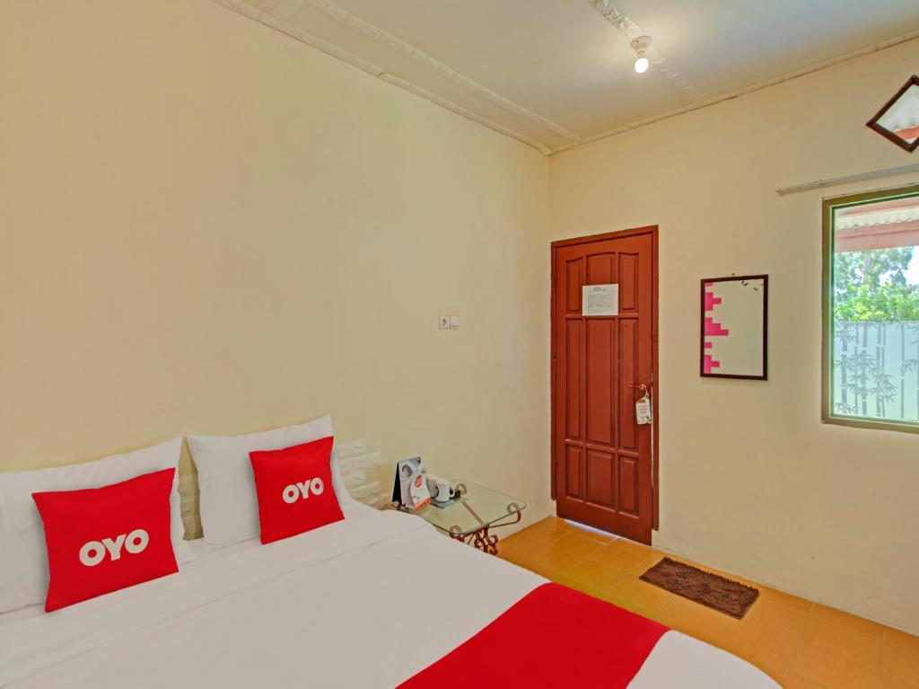 Postel nebo postele na pokoji v ubytování OYO 3208 Villa Inn App Trawas Bintaro Syariah