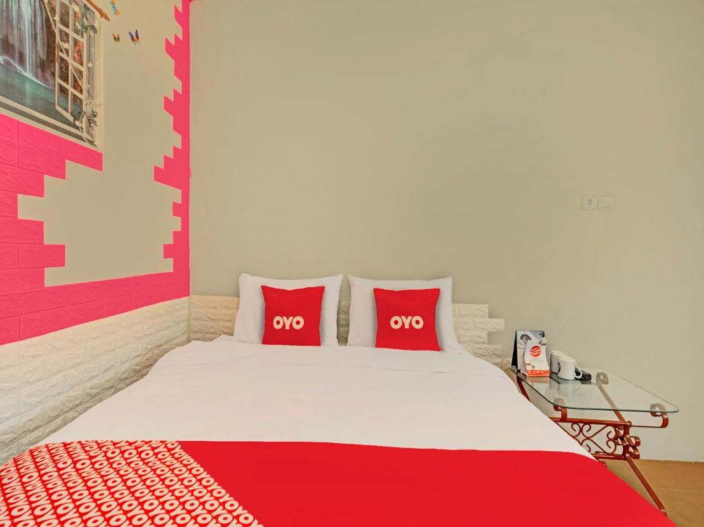 Postel nebo postele na pokoji v ubytování OYO 3208 Villa Inn App Trawas Bintaro Syariah