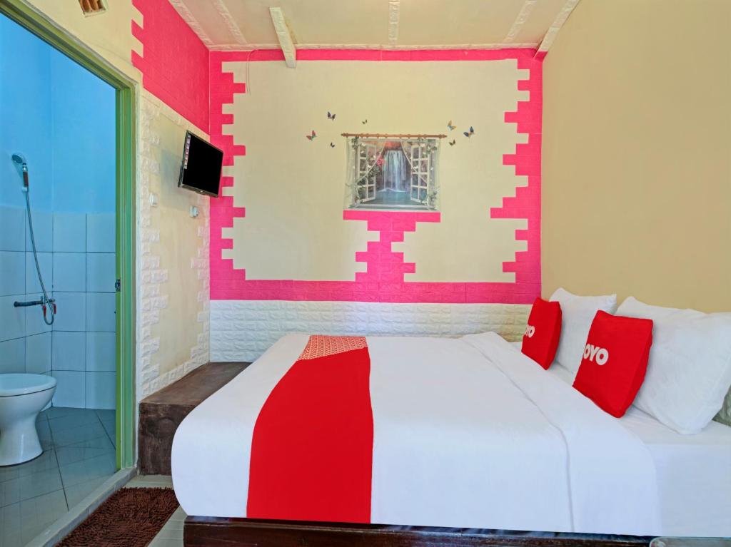 Postel nebo postele na pokoji v ubytování OYO 3208 Villa Inn App Trawas Bintaro Syariah