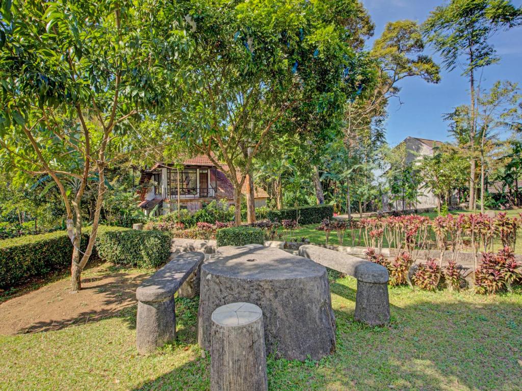 Zahrada ubytování OYO 3208 Villa Inn App Trawas Bintaro Syariah