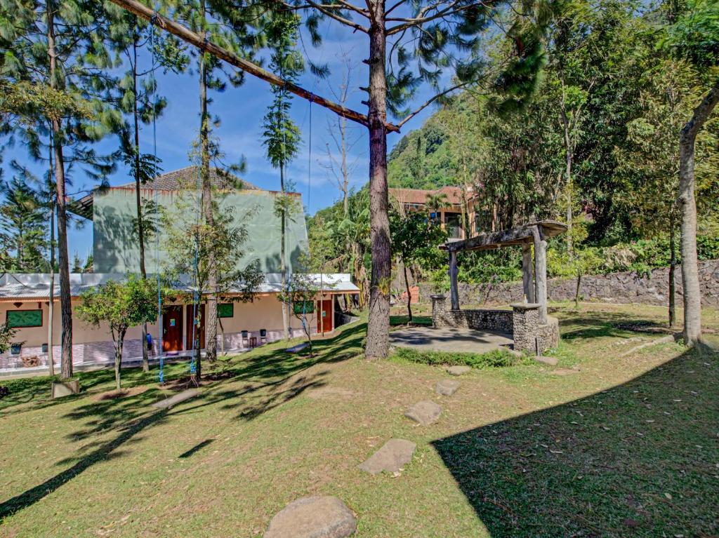Zahrada ubytování OYO 3208 Villa Inn App Trawas Bintaro Syariah