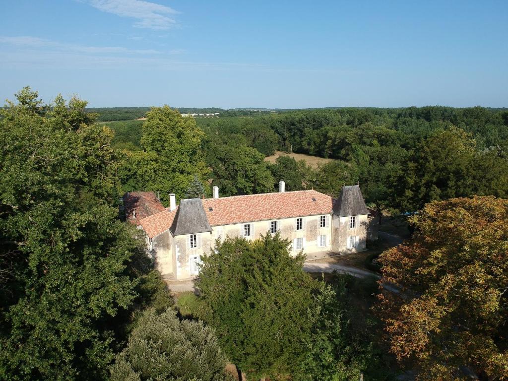 een luchtzicht op een huis in de bomen bij Domaine de Seugnac in Pons