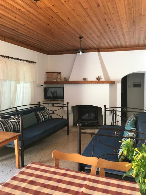 Zona d'estar a Omodos Katoi Holiday Homes