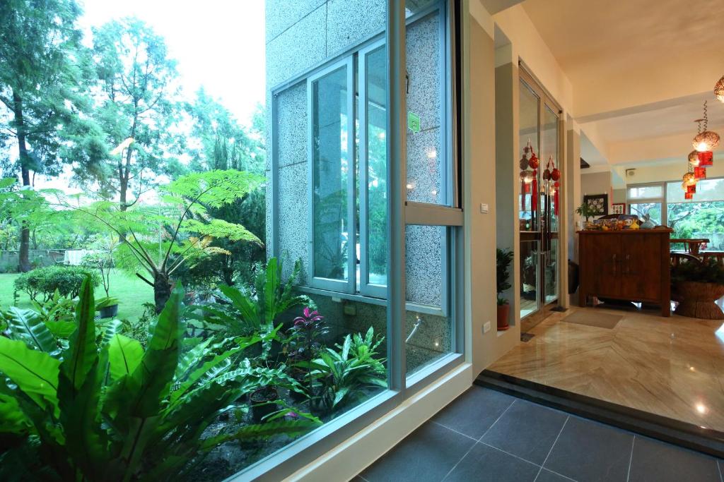 an indoor garden is seen through the windows of a house at Pretty Sun B&amp;B in Ji&#39;an