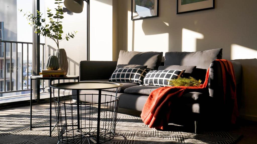 sala de estar con sofá y mesa en KOZYGURU BRISBANE CBD 1 BED APT AMAZING VIEW QBN550-1601 en Brisbane