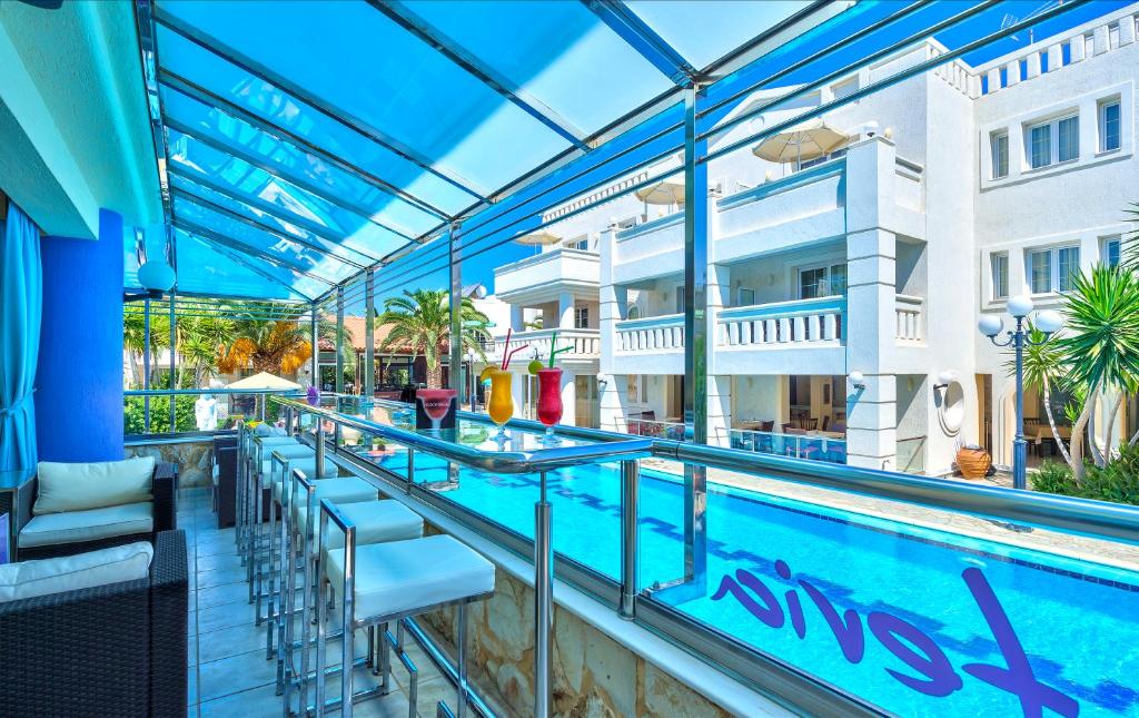 Bazén v ubytování Hotel Castle Suites nebo v jeho okolí