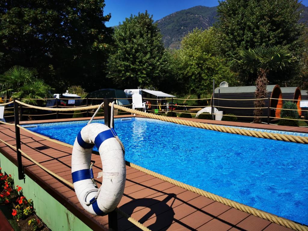 Bazén v ubytování Camping Melezza nebo v jeho okolí