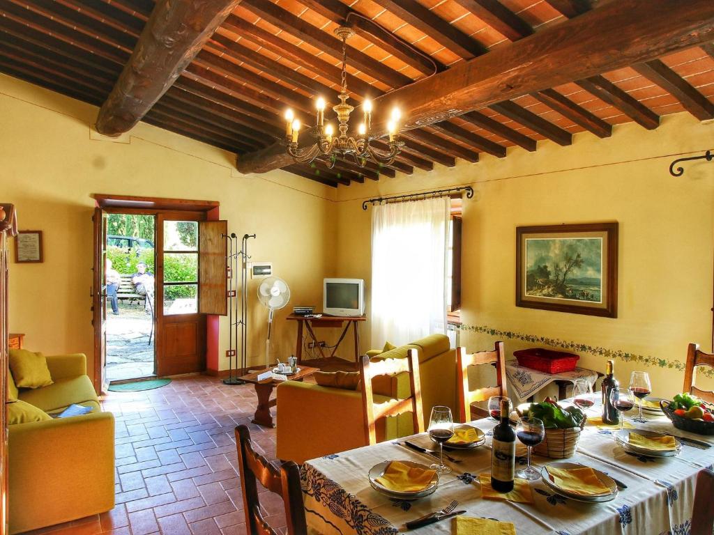 TV a/nebo společenská místnost v ubytování Farmhouse in Tuscany with Pool and Organic Garden