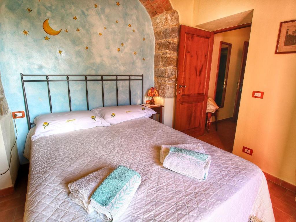 Postel nebo postele na pokoji v ubytování Farmhouse in Tuscany with Pool and Organic Garden