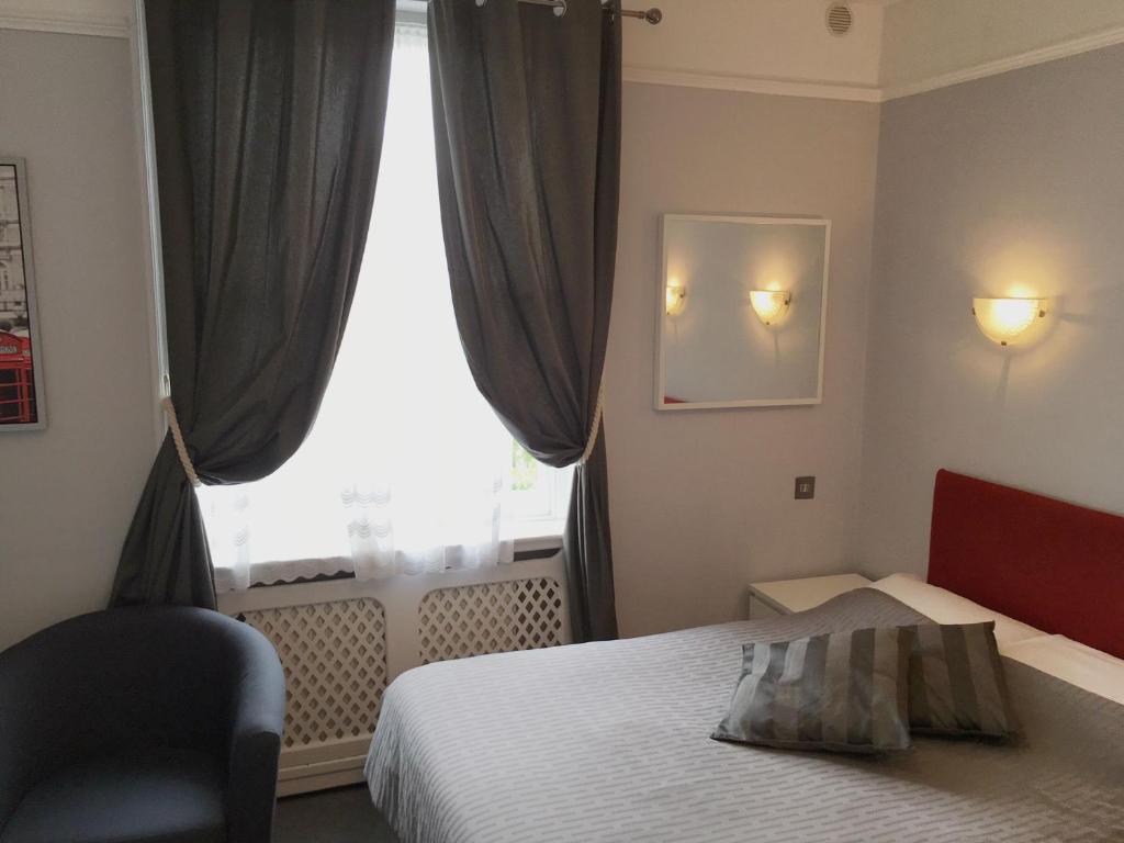 Llit o llits en una habitació de Maranton House Hotel Kensington