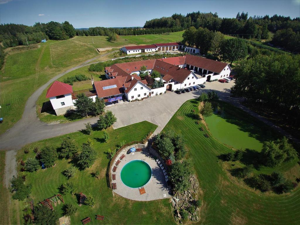 una vista aérea de una casa con un estanque verde en Váňův statek en Pelhřimov