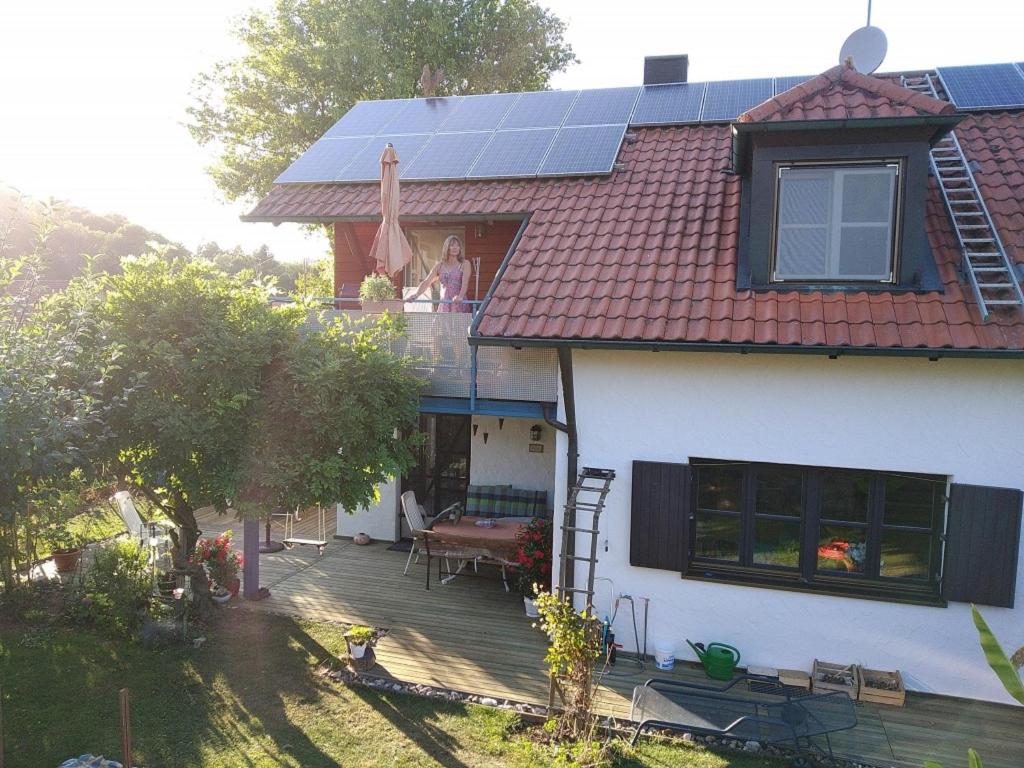 une maison avec des panneaux solaires sur le toit dans l'établissement Ferienwohnung Susanne & Georg Guth, à Beilngries