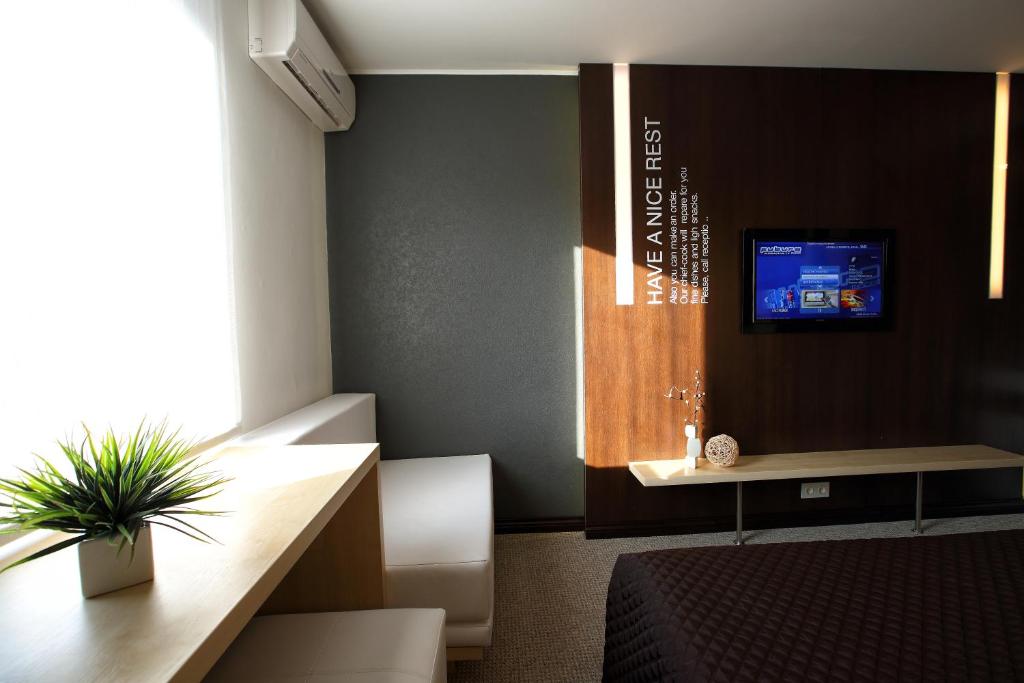 TV a/nebo společenská místnost v ubytování Futuro Hotel Bishkek
