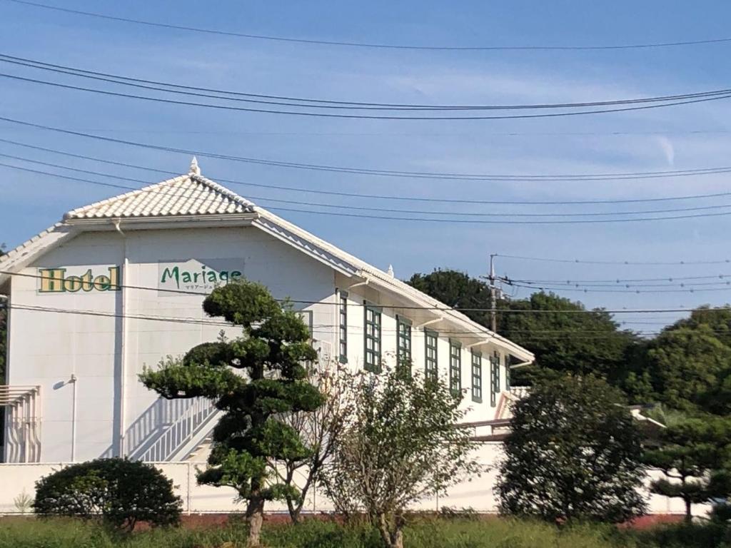 ein Gebäude mit einem Schild an der Seite in der Unterkunft Hotel Mariage Tsukuba in Tsukuba