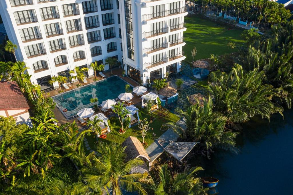 Bazén v ubytování Shining Riverside Hoi An Boutique & Spa nebo v jeho okolí