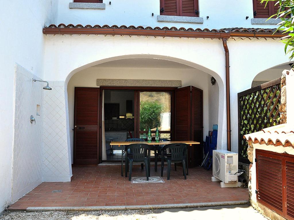 een patio met een tafel en stoelen bij Belvilla by OYO Casa Teodoro in Loiri