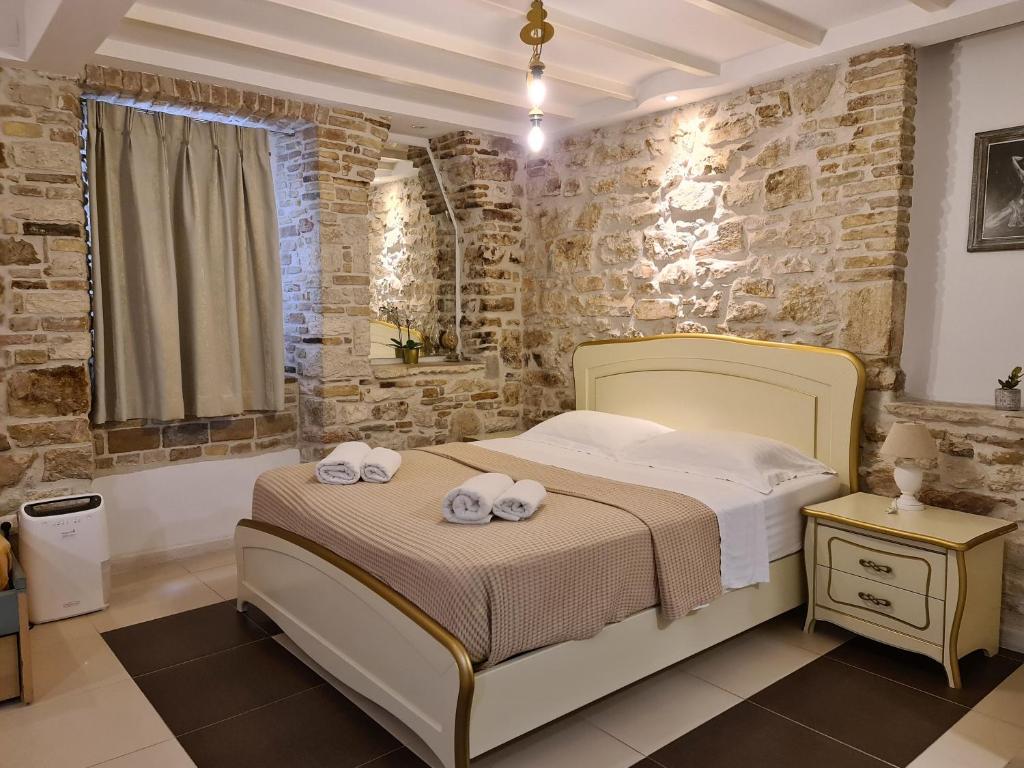 Łóżko lub łóżka w pokoju w obiekcie NJ Corfu Liston Apartments
