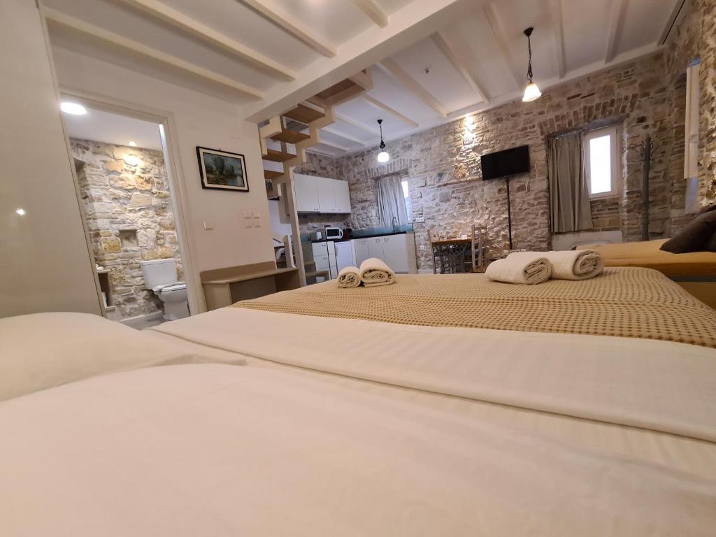 Łóżko lub łóżka w pokoju w obiekcie NJ Corfu Liston Apartments