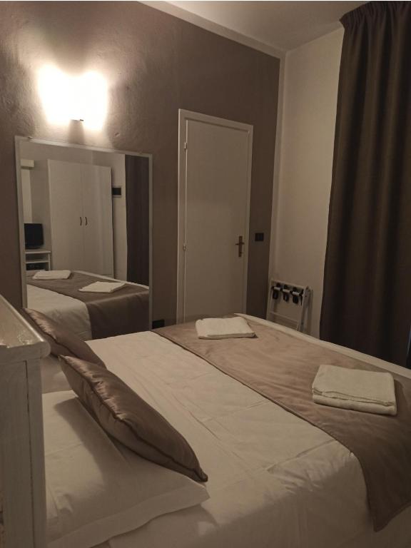 Postel nebo postele na pokoji v ubytování Hotel Leonardo
