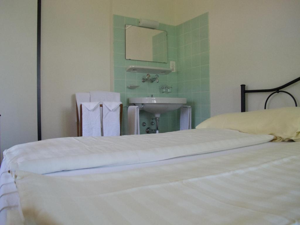 Postel nebo postele na pokoji v ubytování Hotel Cafe Seeblick