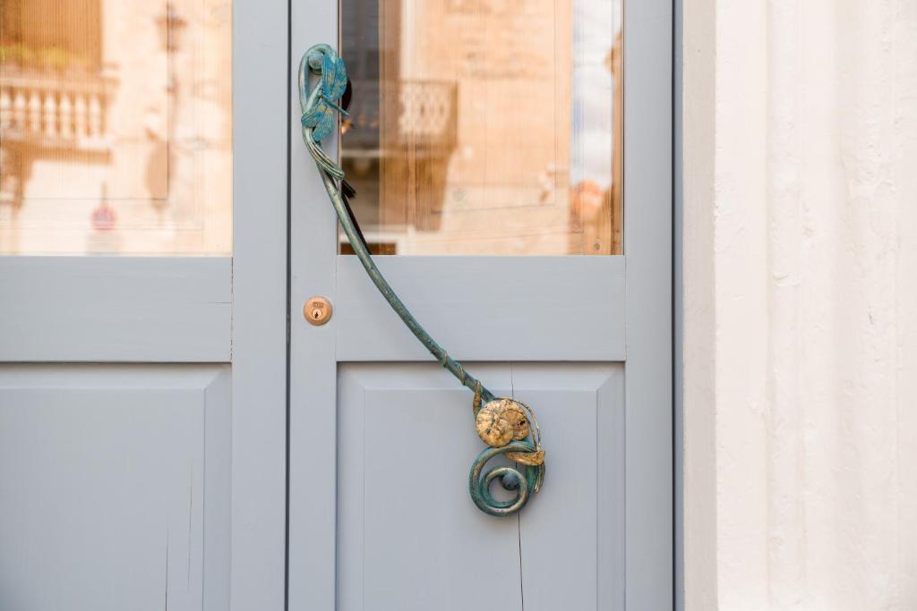 eine blaue Tür mit einem Seil daran. in der Unterkunft Litium 3 in Lecce