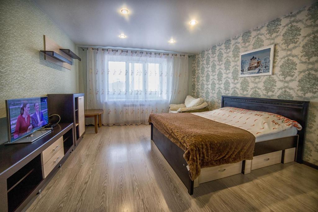 スモレンスクにあるApartment On Matrosova 16のベッドルーム(ベッド1台、薄型テレビ付)