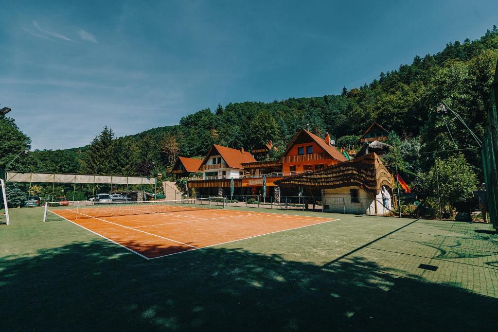 un campo da tennis di fronte a una casa di Ekoma rezort a Zvolen