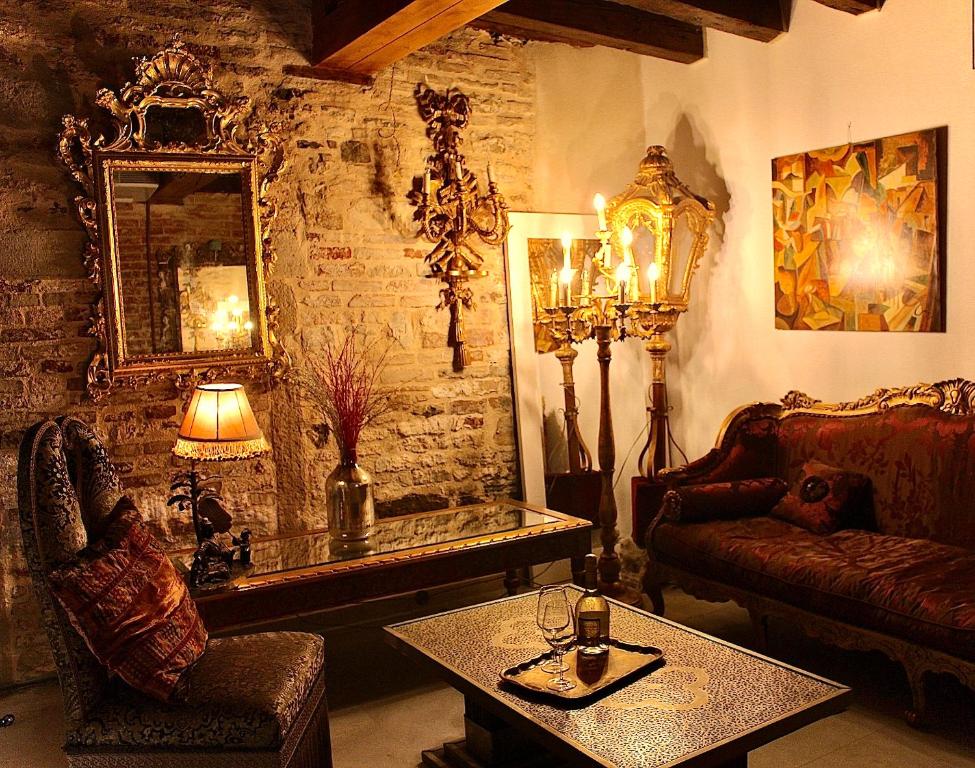 ein Wohnzimmer mit einem Sofa und einem Couchtisch in der Unterkunft Locanda Cà Del Console in Venedig
