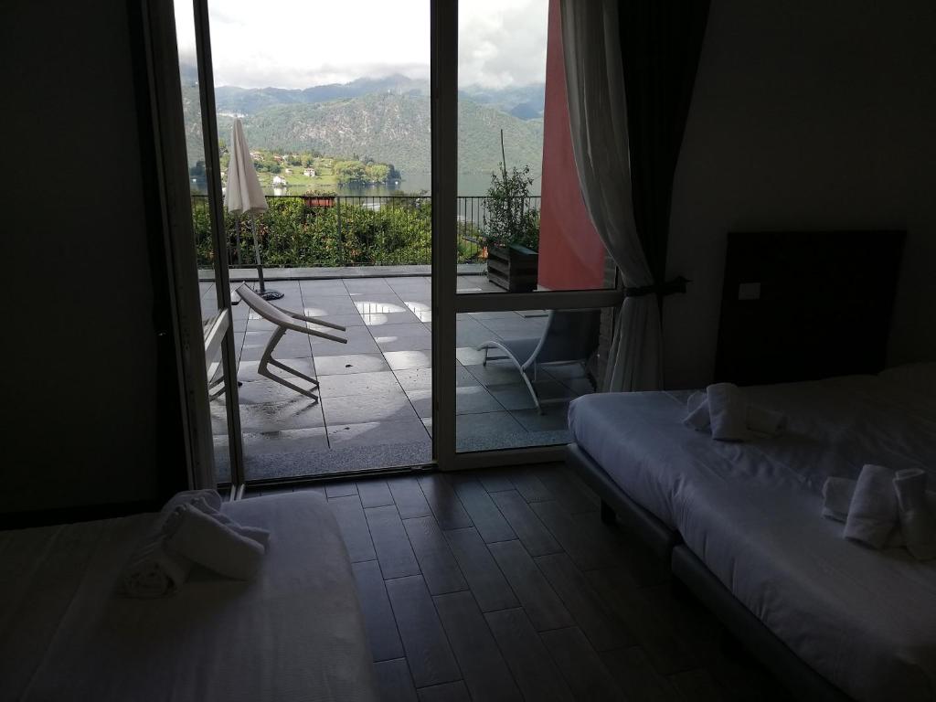 Nespecifikovaný výhled na hory nebo výhled na hory při pohledu z hotelu