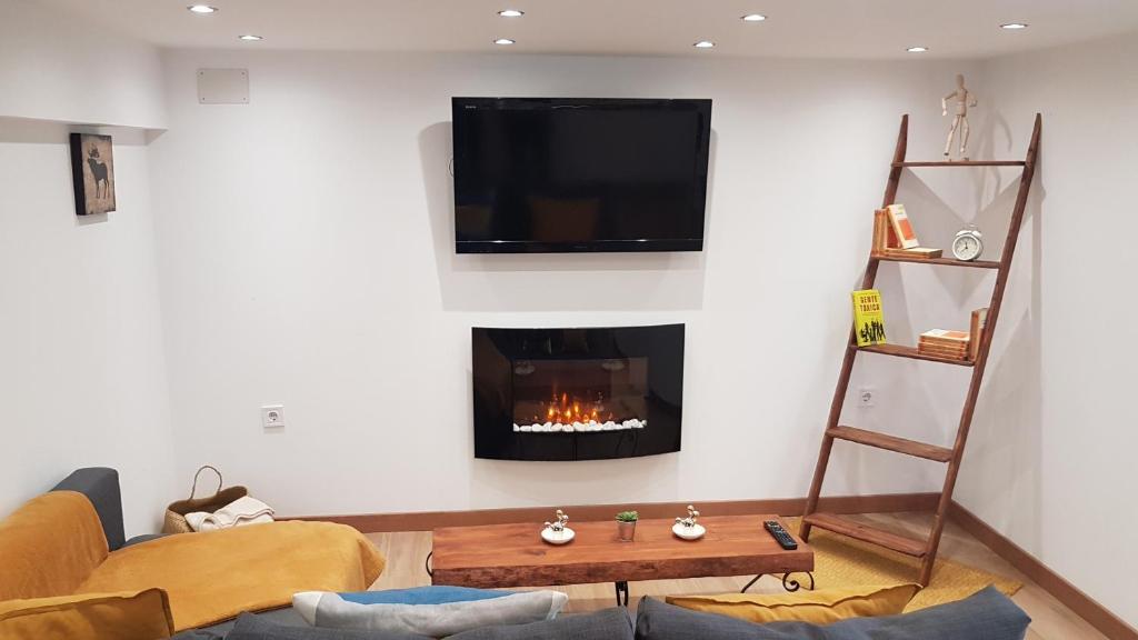 TV a/nebo společenská místnost v ubytování Aptos Cama Del Rey 2 dormitorios