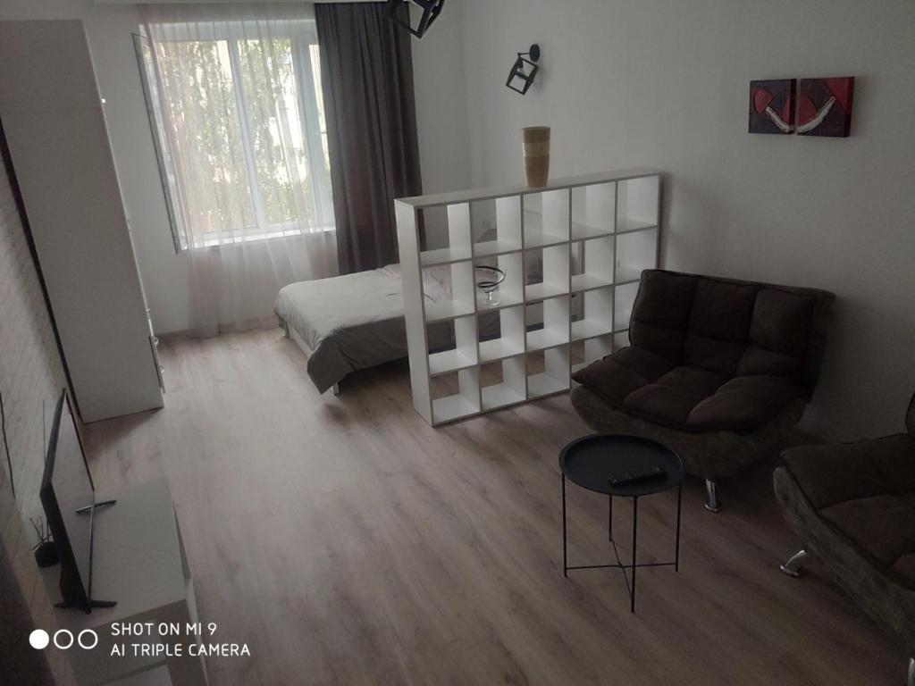 um quarto com uma cama, um sofá e uma cadeira em ,,salomea,, em Tbilisi
