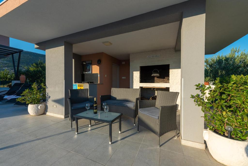 Balkón alebo terasa v ubytovaní Villa Toni with 5 bedrooms and heated pool