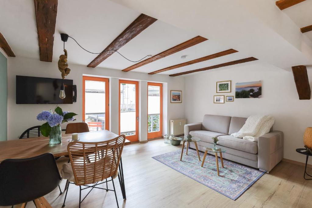 a living room with a couch and a table at Ferienwohnung im Markthof in Erfurt