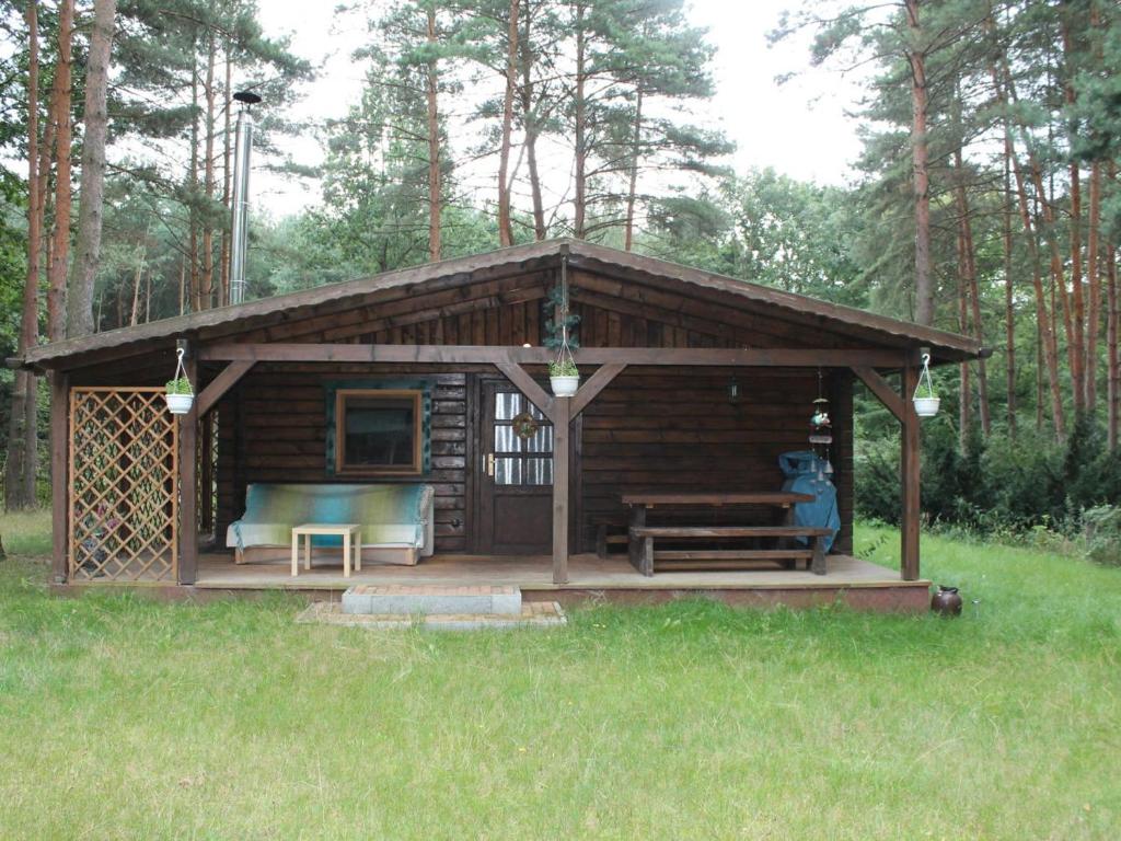 una pequeña cabaña en medio de un campo en Ferienhaus Waldhütte Ferch, en Schwielowsee