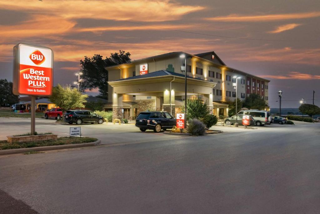 een best western plus gebouw met auto's geparkeerd op een parkeerplaats bij Best Western Plus Shamrock Inn & Suites in Shamrock